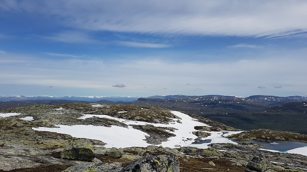 Utsikt nordlig retning med bl.a. litt av Jostedalsbreen. Til høyre Fresvikbreen.