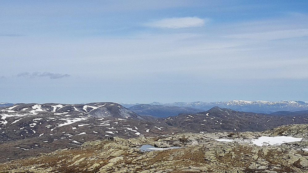 Utsikt østlig retning. Hardangerjøkulen såvidt synlig.