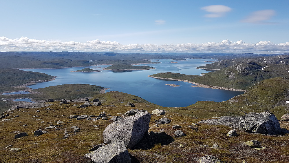 Flott utsikt over Rosskreppfjorden fra sørflanke/oppstigning Urdalsknuten Sør