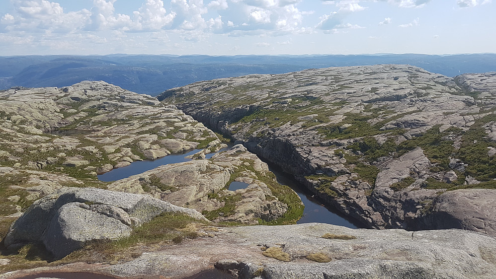 Tilbakeblikk fra oppstigningen mot Lindtjørnknuten markert sørvest/nordøstløpende kløft måtte forseres(klyves) begge veier
