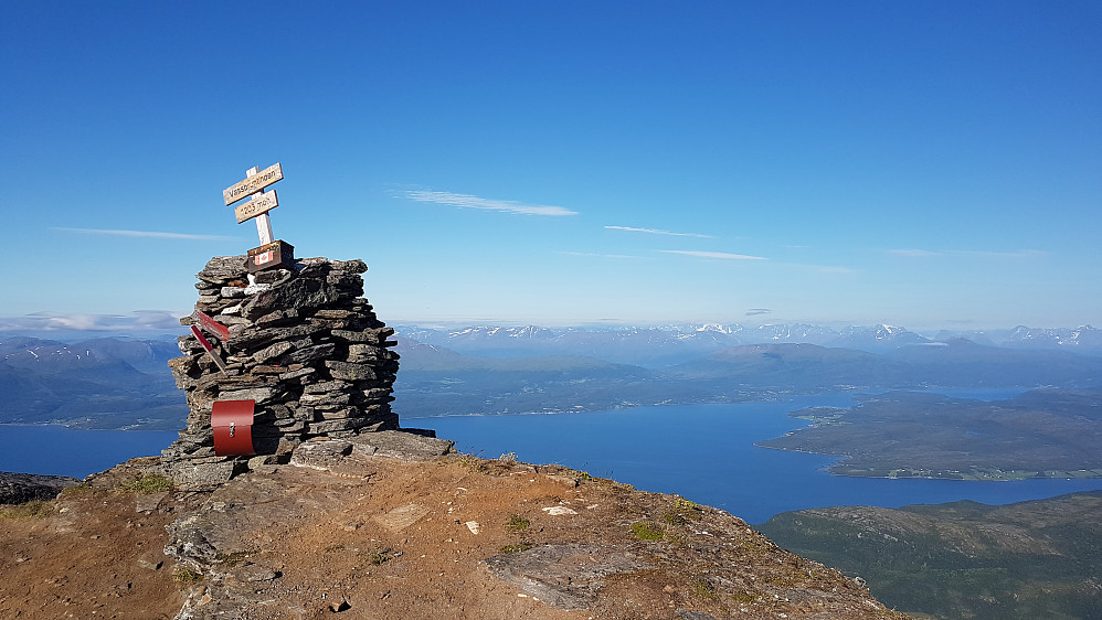 Utsikt østlig retning med bl.a Lyngsalper i det fjerne