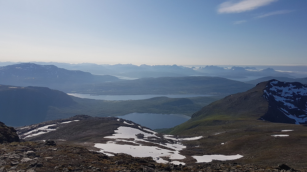 Utsikt vestlig retning; Senja dominerer; SØ for Breidtinden ca midt i bildet