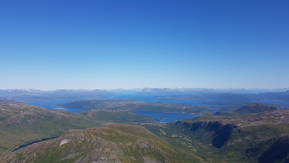 Meget god sikt i dag. Hamperokken og Jiehkkevarri kan skimtes i det fjerne!