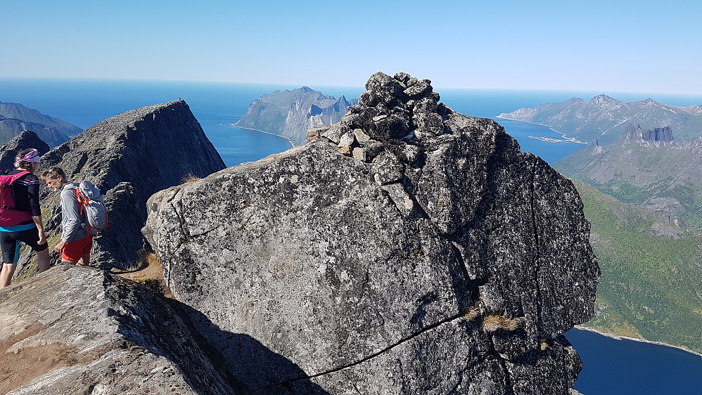 Toppsteinen med bok i toppvarden