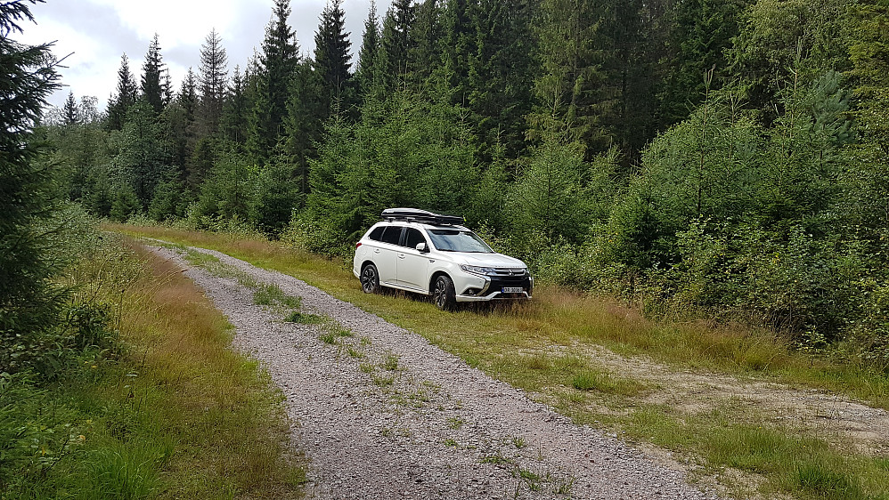 Parkering. Skogsvei starter i høyre bildekunst.
