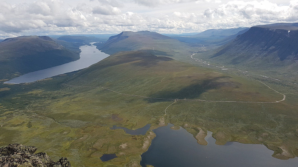 Fra Grindadn 1724. Grindatjedn nærmest, Helin venstre. Sentralt Smådalsfjellet(foran) og Gråskarvet/Jørungilknappen(bak) Til høyre Smådalen med Smådøla