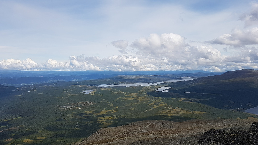 Utsikt øst med bl.a Nørdre Syndin. Gilafjellet høyre bildekant
