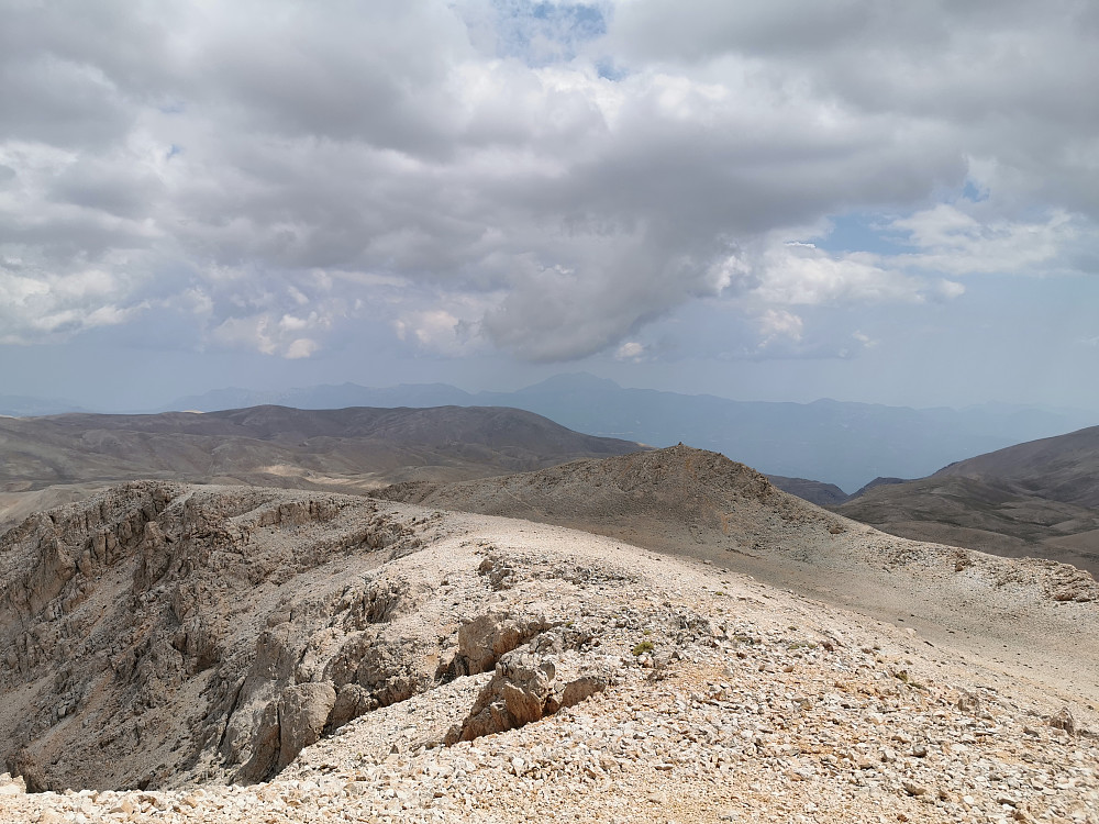 Utsikt sørøst. Profilen av Tahtali Dagi 2366 moh ved Kemer kan anes i bildesentrum
