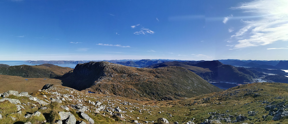 Panorama nordvest-nordøst, bl.a mot Sunnmørsalper