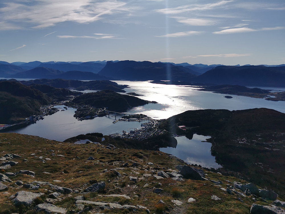 Nydelig søndag i Måløy. Hornelen/Svartevassegga oppe senter. 