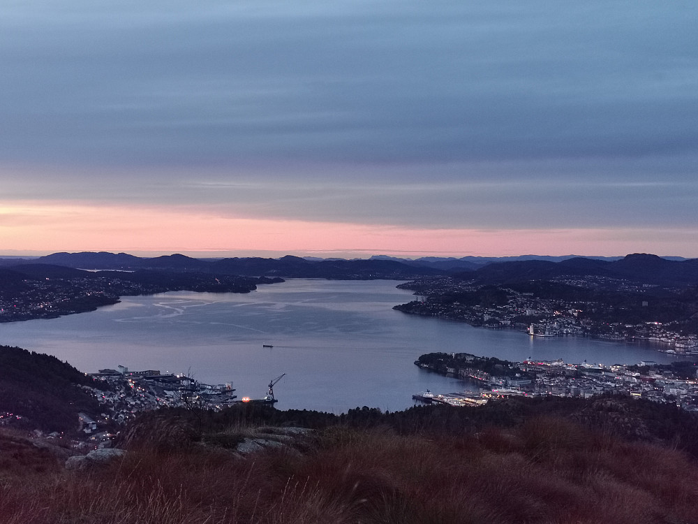 Byfjorden i skumringslys