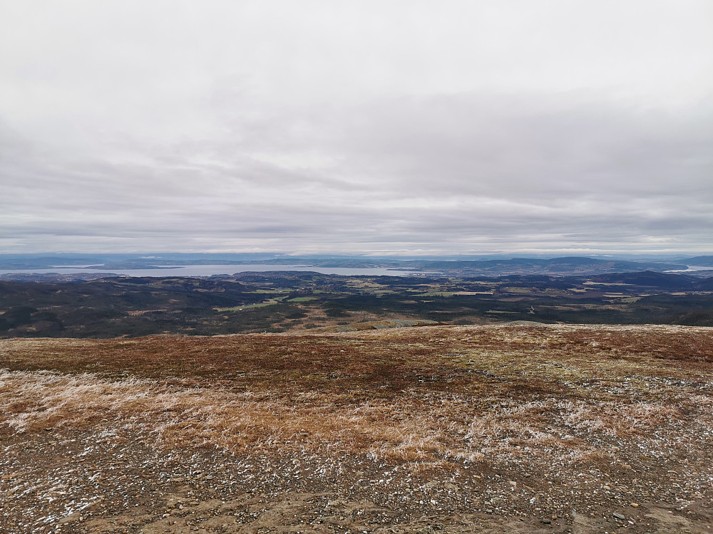 Utsikt vest-nordvest, bl. a indre del av Trondheimsfjorden og Fosenhalvøya