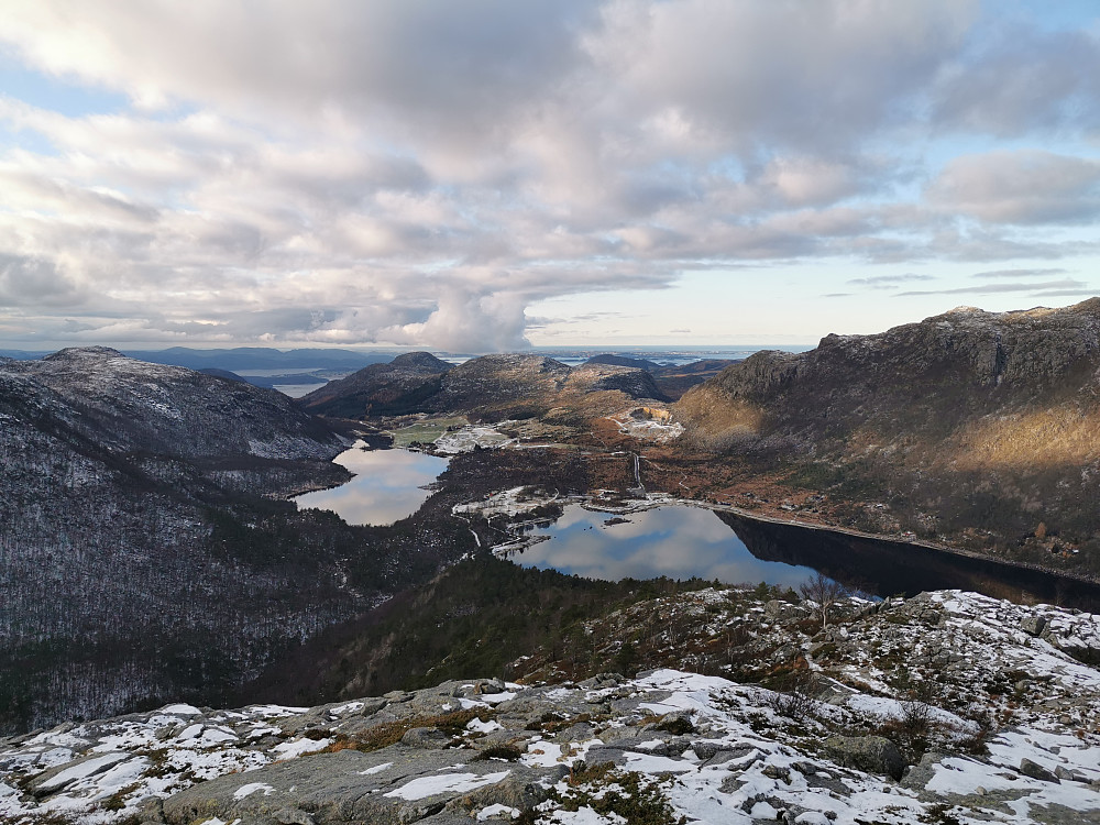 Ned vestryggen. Liarvatnet til høyre, Dalavatnet venstre