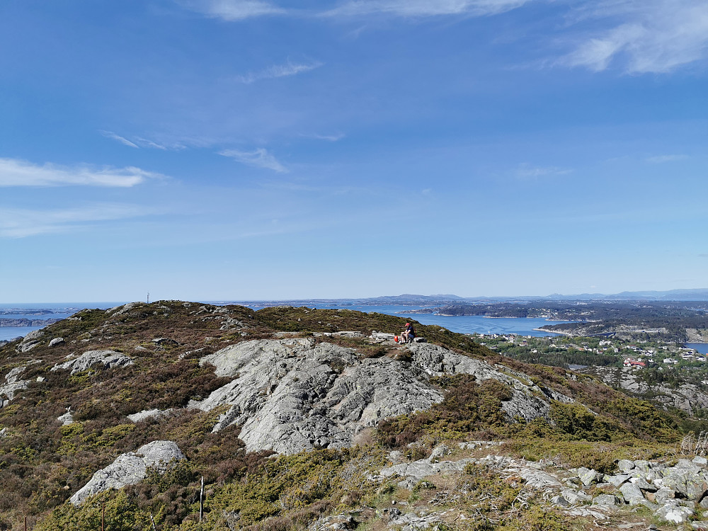 Utsikt nord, Førdesveten og Liatårnet ca sentrum, Lyderhorn med karakteristisk profil til høyre for midten