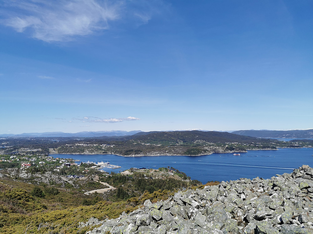 Utsikt nordøst, bl.a Tveitakvitingen i det fjerne til høyre for midten