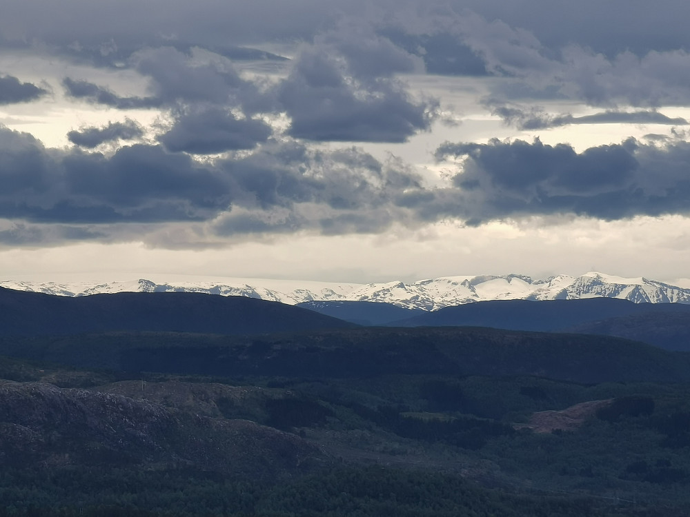 Fin utsikt til Kvinnherads fjell på en ellers grå og vindfull dag