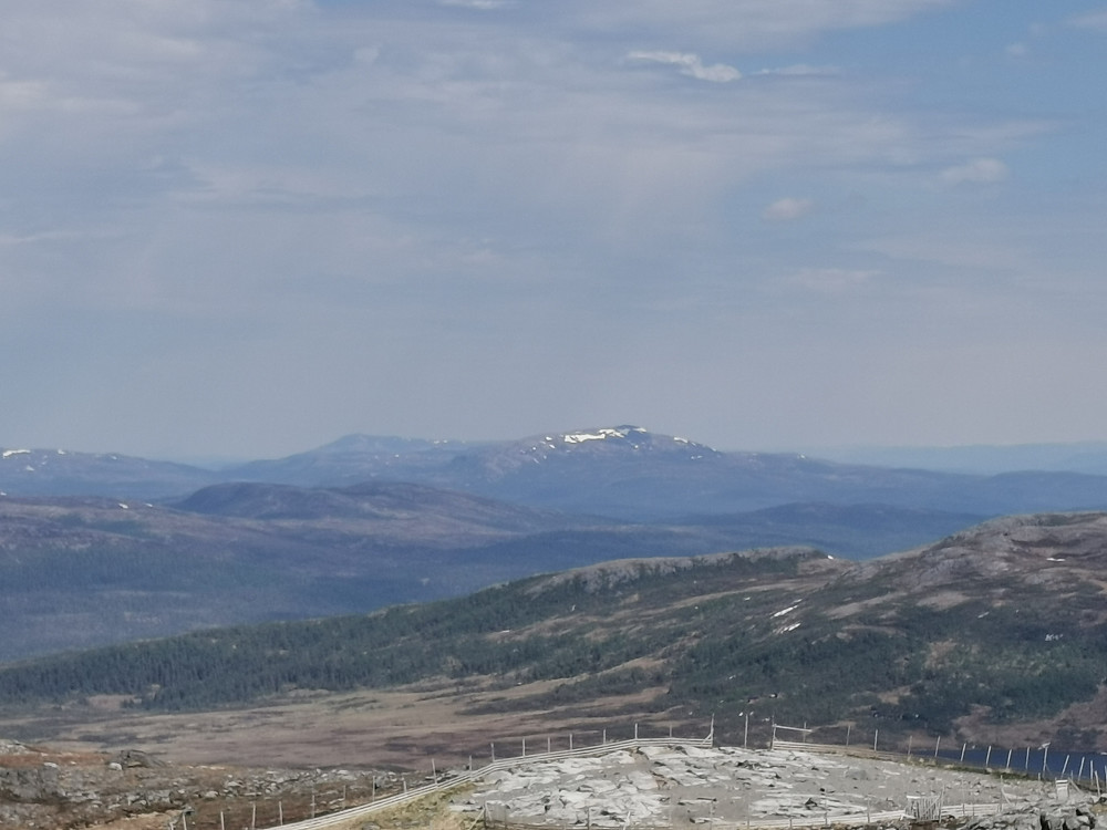 To nabokommunetopper i nordøst, Øyensskavlen (med snøfonn), og bak denne til venstre Hemnafjellet. 