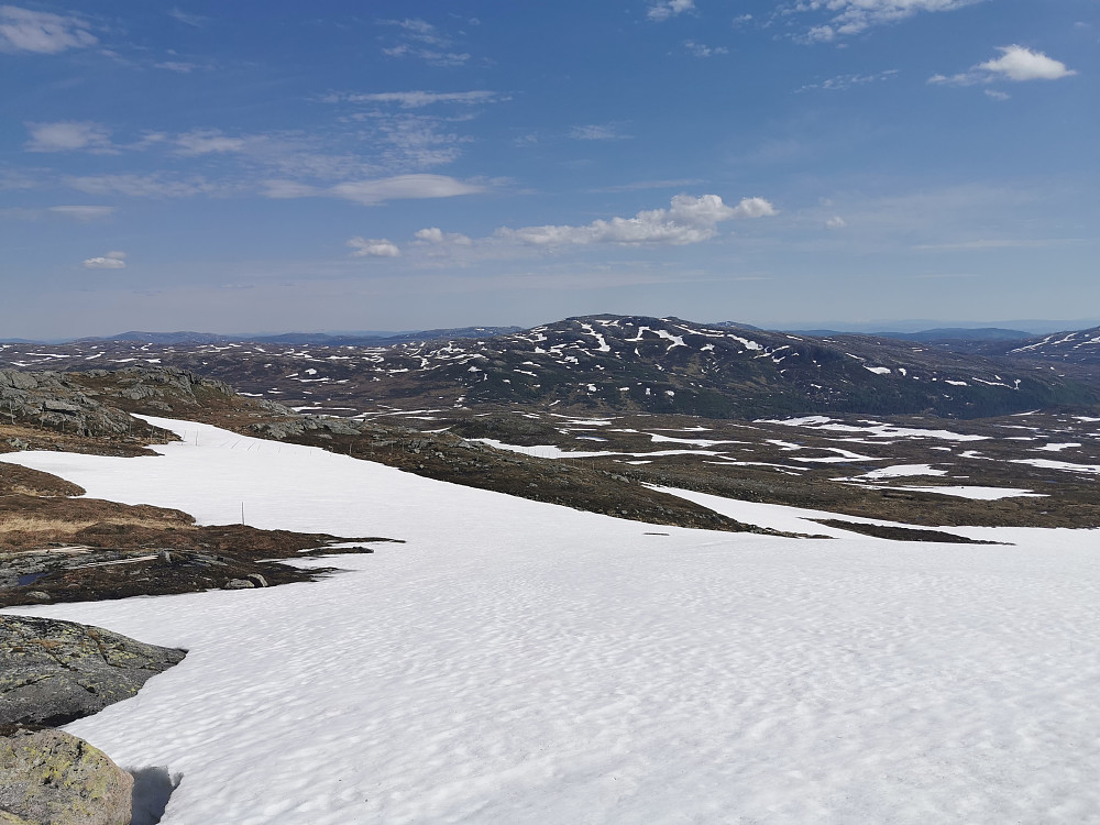 Lettgått på store snøfelt nedover i østflanken av Dåapma med kurs mot Finnvollheia. 