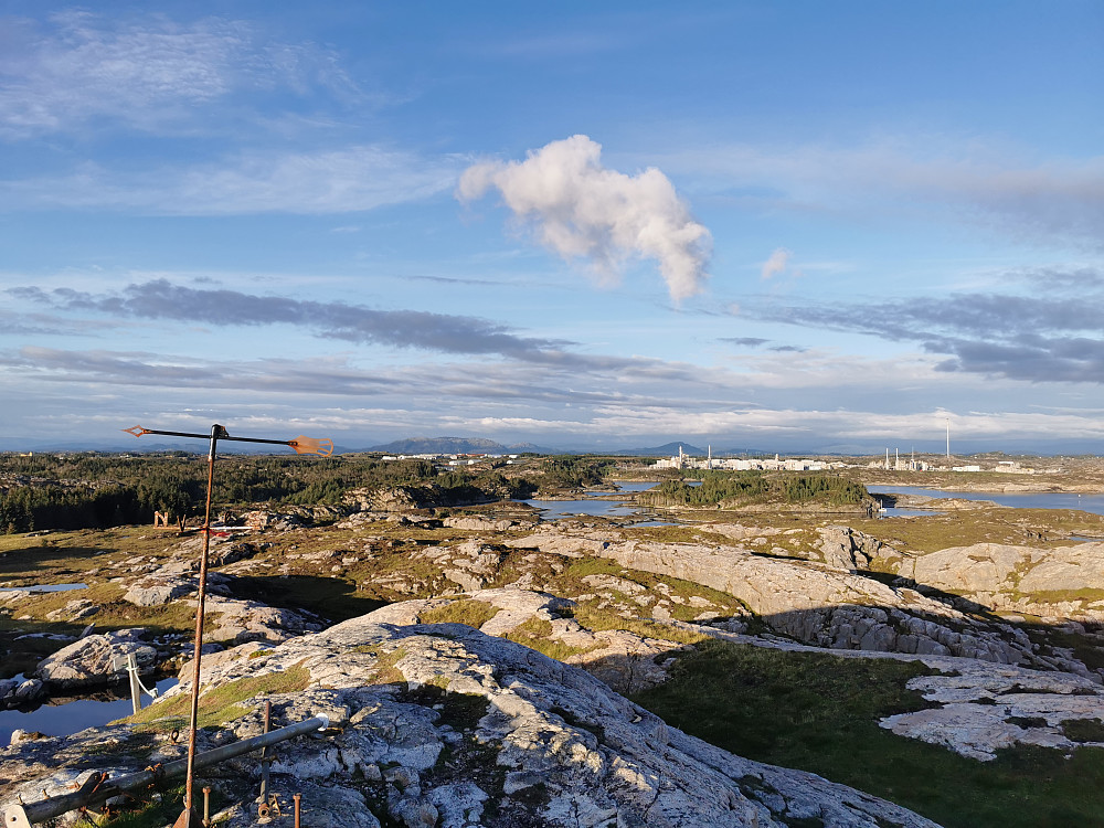 Equinors gassprosessanlegg på Kollsnes. Eldsfjellet like til høyre for vindpilen. 