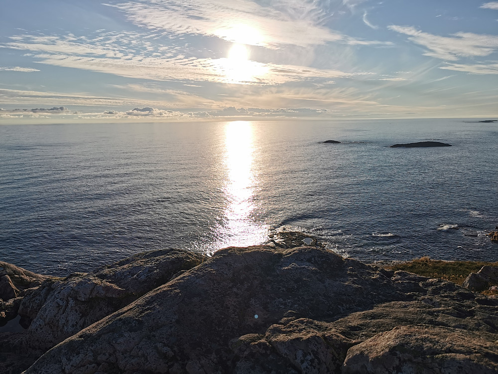 Solen står fortsatt høyt i nordvest