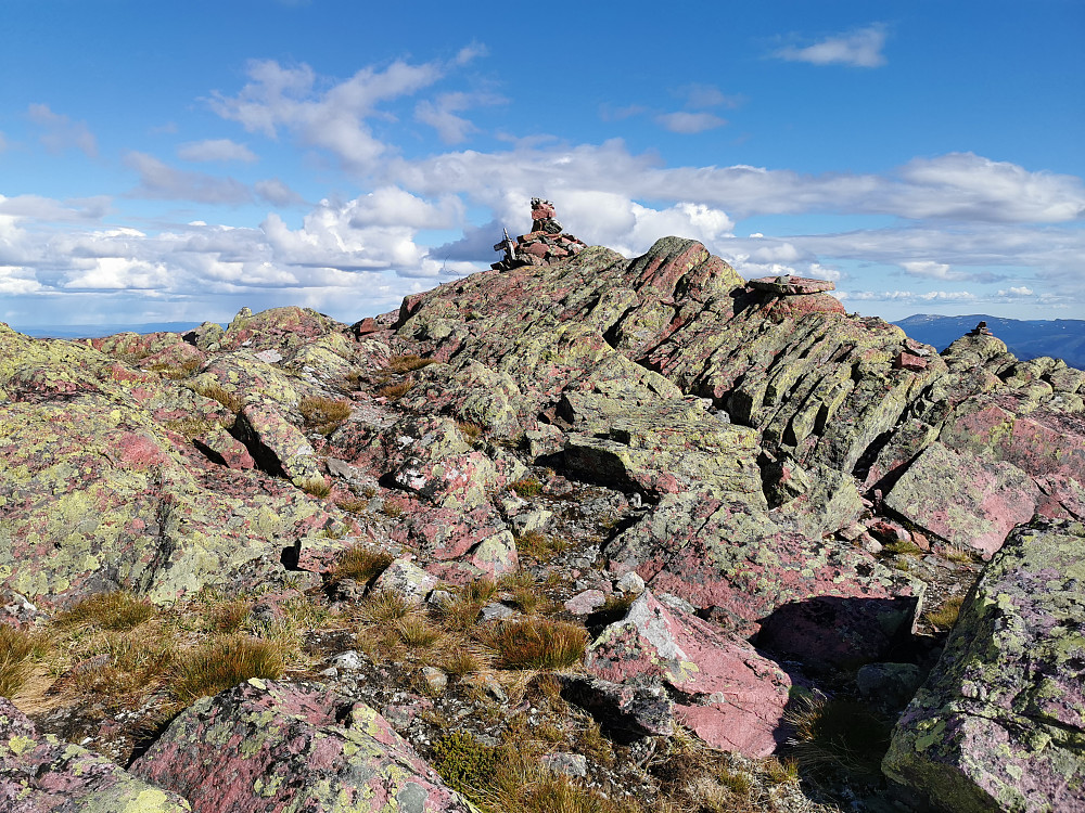 Brattefjell med det karakteristiske røde berget