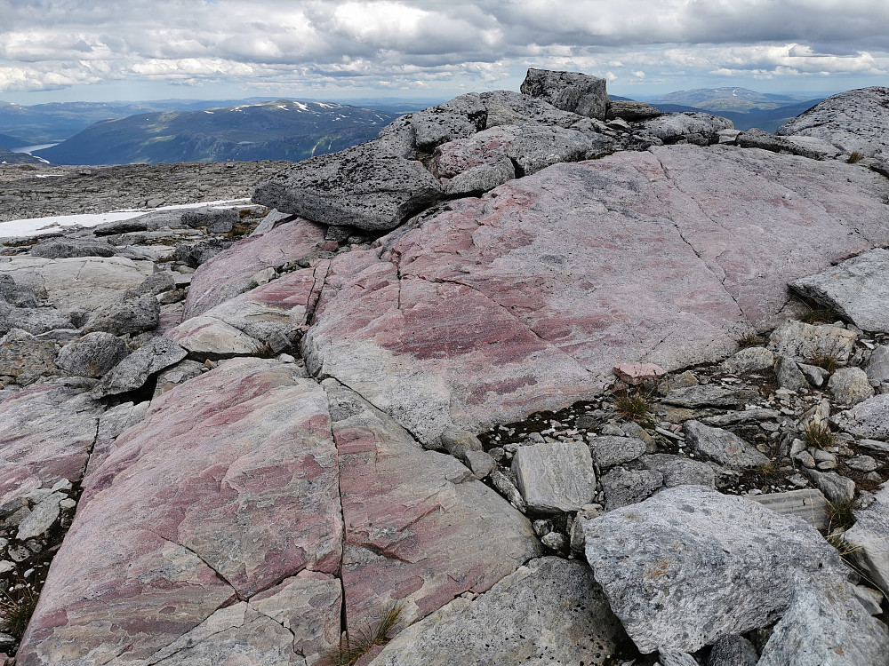Eiendommelig rødfarget fjell i østhellingen, minner meget om bergarten øverst på Brattefjell i Seljord! 