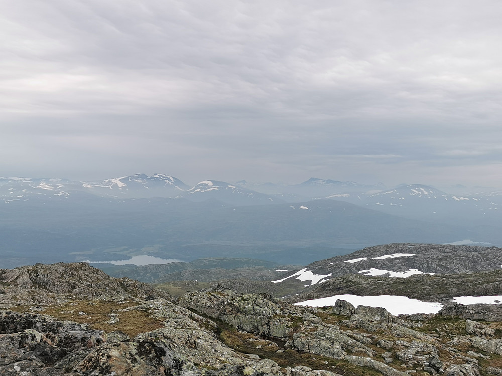 Kremtopper i Trollheimen kan skimtes i disen. Snota til høyre for midten. Trollhøtta til venstre for midten? 