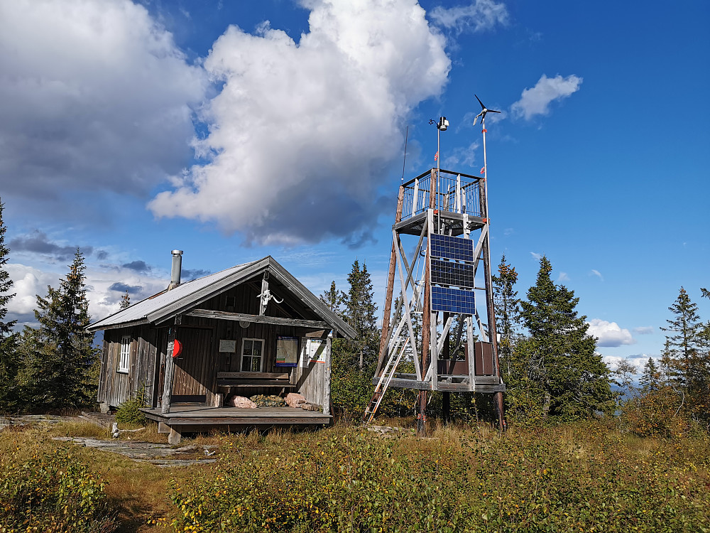 Hytten og branntårnet på toppen