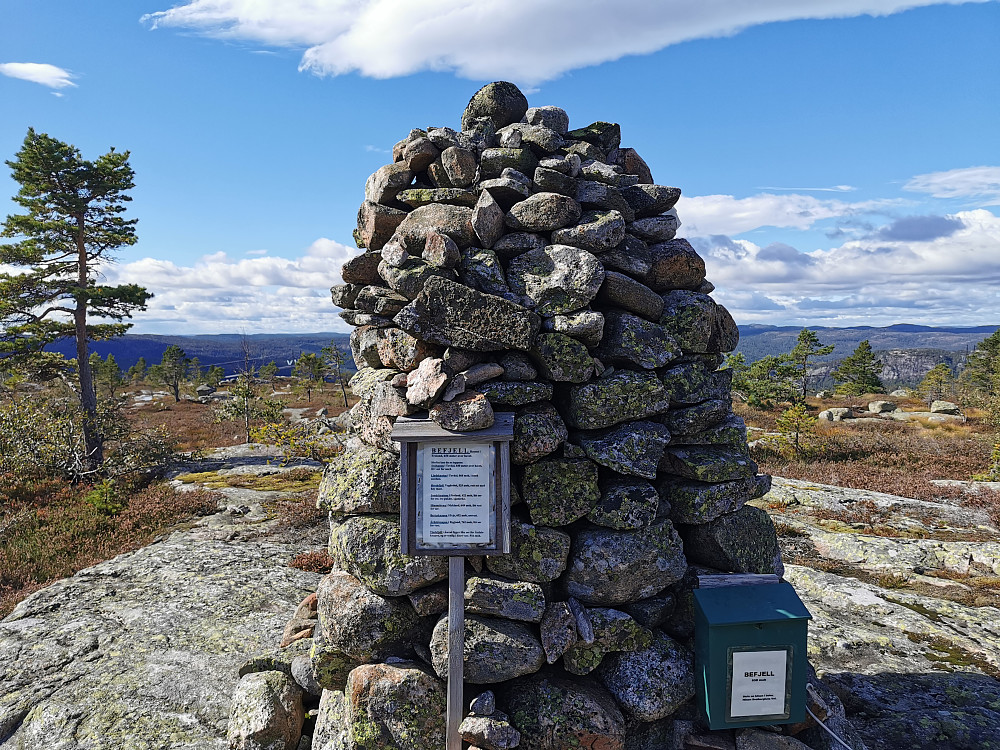 Stor varde, som ikke står på høyeste punkt i Froland.. 