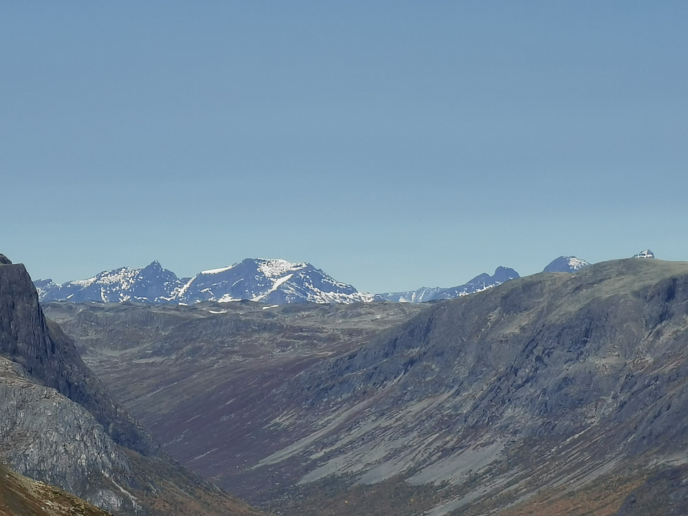 Nysnøen er langt på vei smeltet bort over 2000 meter. Slettmarkhø med Slettmarkpiggen til venstre. Et par Svartdalspigger, Langedalstind og Mesmogtind delvis skjult til høyre. 