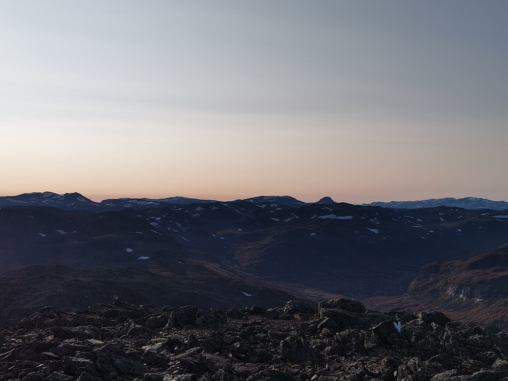 Prominente fjell i motlys et i vest, fra venstre Høgeloft, Sulefjellet og Suletinden og til høyre Berdalseken