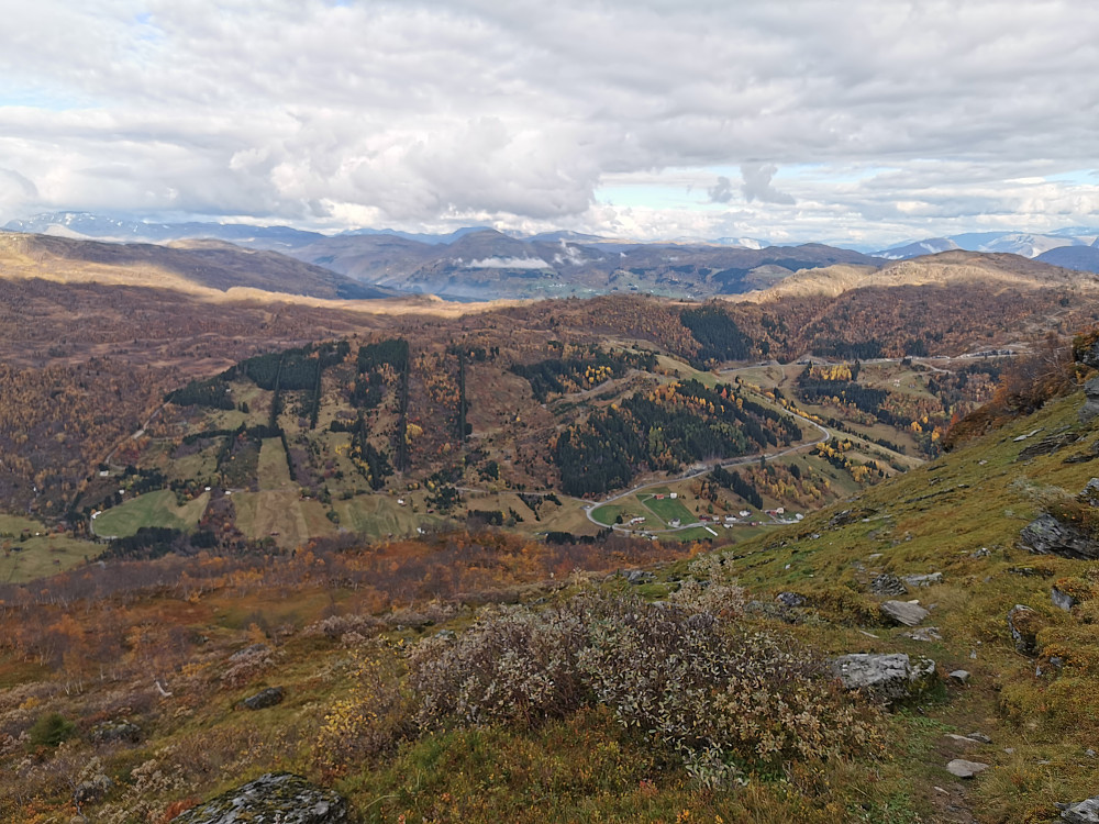 Ned igjen, mot Mannsverk og Øvstedalen
