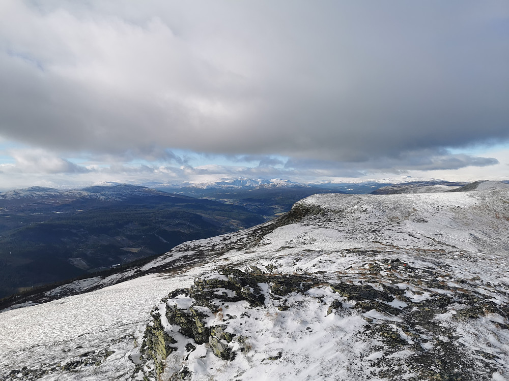 Fra toppen. Vinteren har inntatt Nord-Jotunheimen. Heidal langt nede til venstre