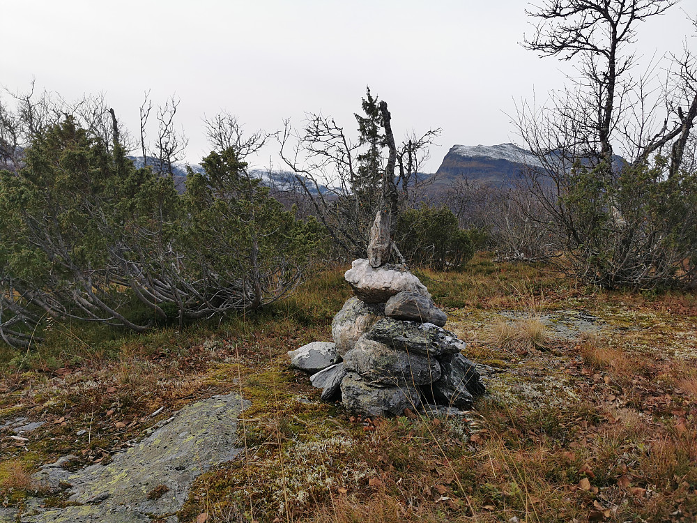 Pen varde på toppen. Grindafjell i bakgrunnen