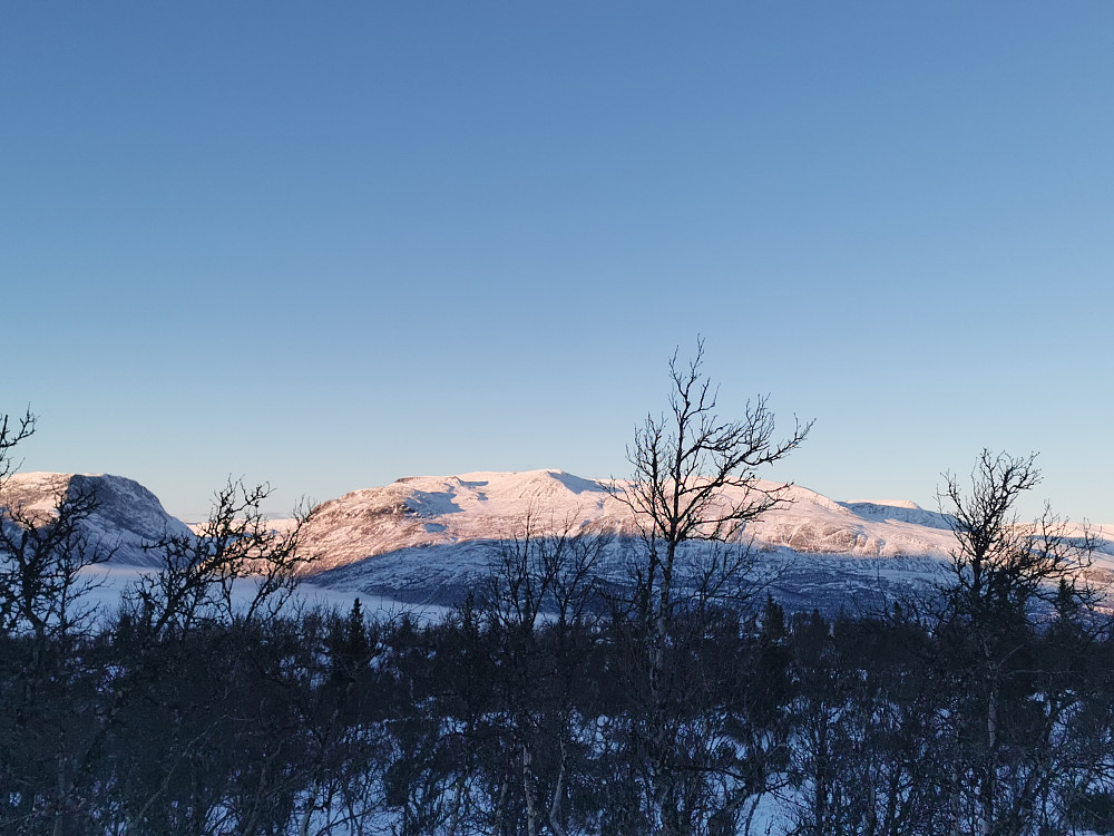 Solen skinner fortsatt på Skutshødn og Vennisfjellet