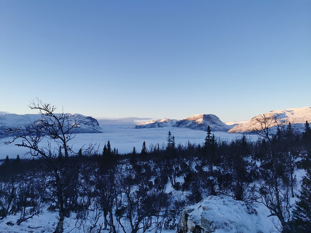 Tåken ligger fortsatt over Vang og - Mjøse, som den har gjort hele dagen. 