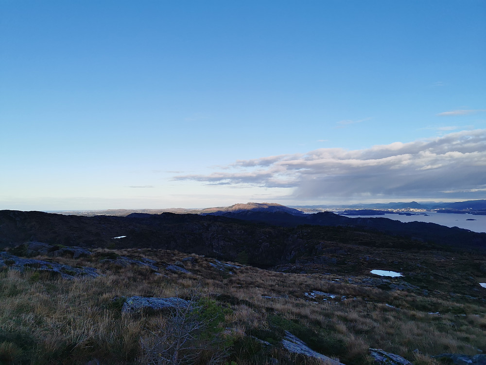 Utsikt nordøst. Liatårnet solbelyste. 