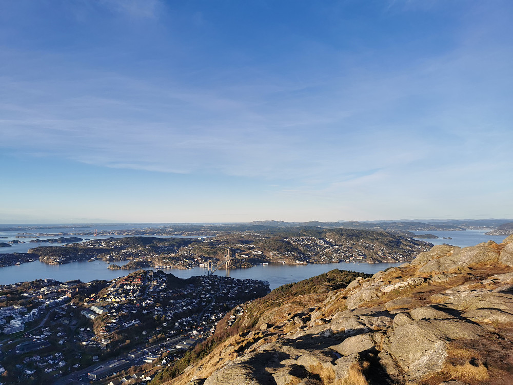Askøy sentralt i bildet. Eldsfjellet sentralt bak. 