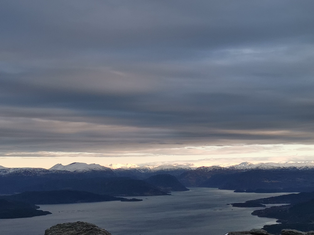 Utsikt østlig retning: Ulvanosi og Geitadalstinden til venstre. Rosendalsalper med Melderskin, Bjørndalstinder og Folgefonni Sør sentralt. Åkrafjorden foran til høyre. 