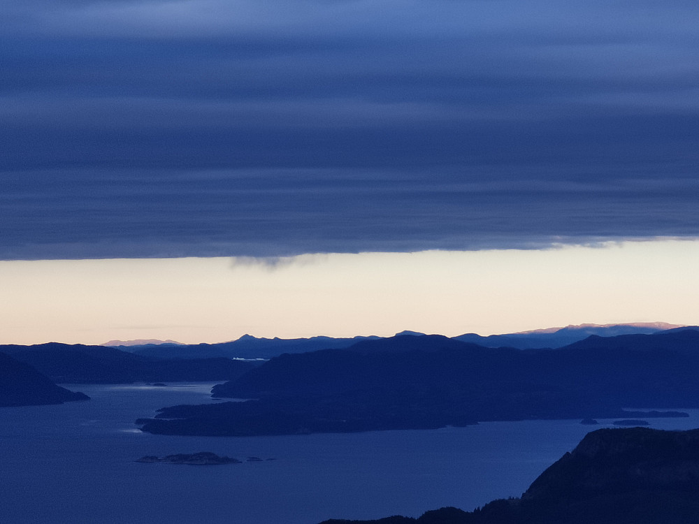 Zoom nordlig retning. Eldsfjellet til venstre. Byfjell, Lyderhorn, Løvstakken og Ulriken med byfjellsvidden kan skimtes mot høyre