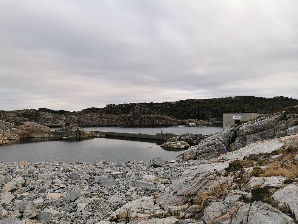 Litt av høydebassenget. "Generatorhuset" til høyre. 