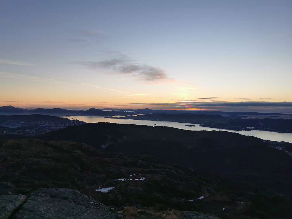 Rett før solnedgang. Utsikt mot Byfjorden, Askøy og vestlige byfjell. 
