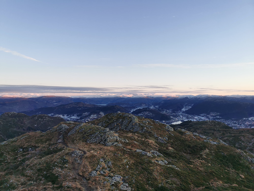 Snart blåtimen. Mot Åsane, Gullfjellet bak med solens siste stråler. 