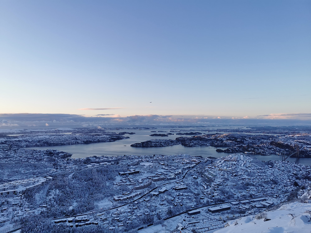 Utsikt nordvest - Askøy og lenger ute Øygarden
