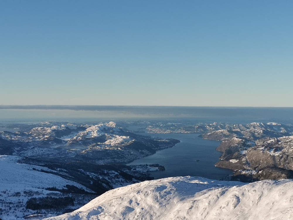 Nordvest utsikt. Osterøy høyre, Bergen nordøst til venstre. Lengst ute Øygarden. 