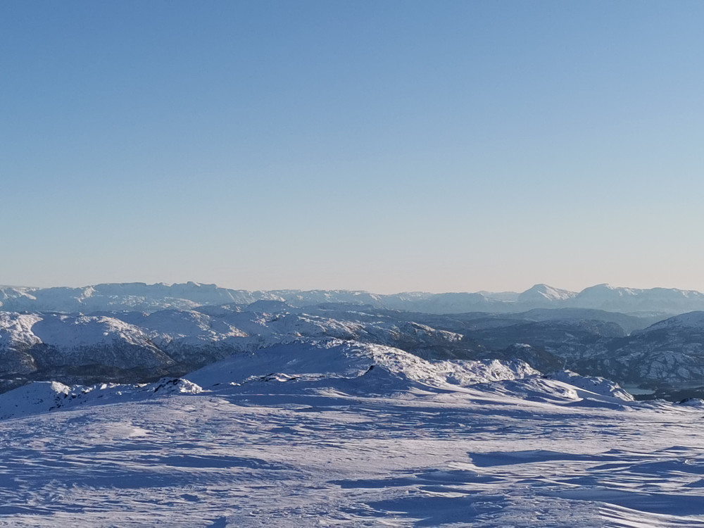 Sørøst utsikt. Englafjell og Ulvanosi høyre, Rosendalsalper venstre. Helt til venstre en liten flik av Folgefonni Sør