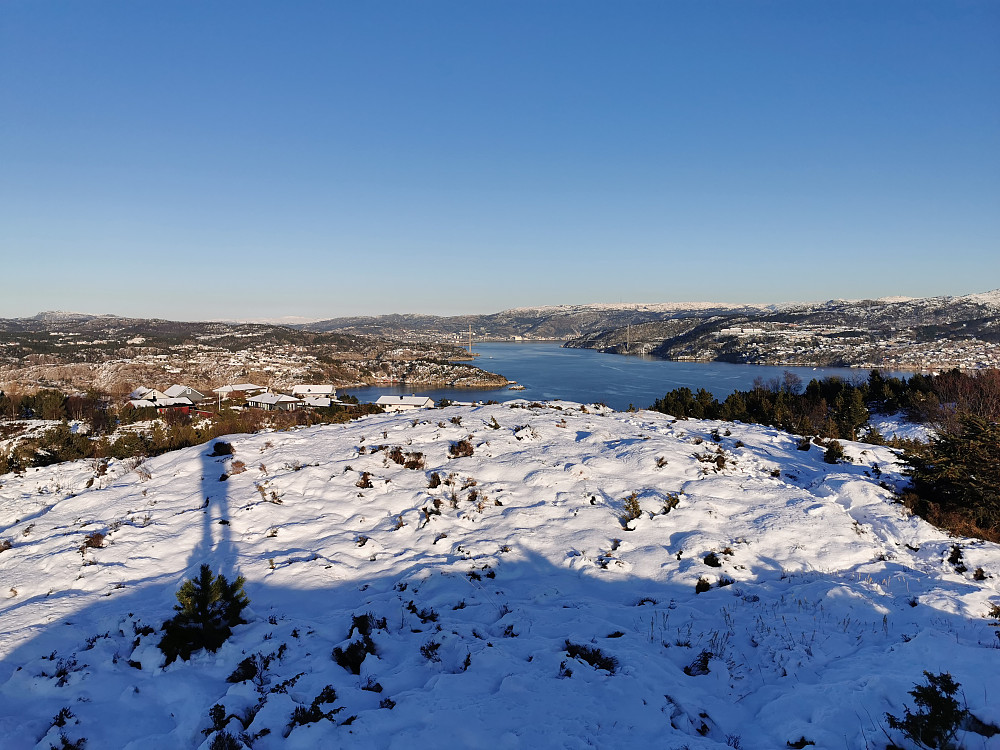 Utsikt øst, mot Askøybroen og Vestlandets hovedstad
