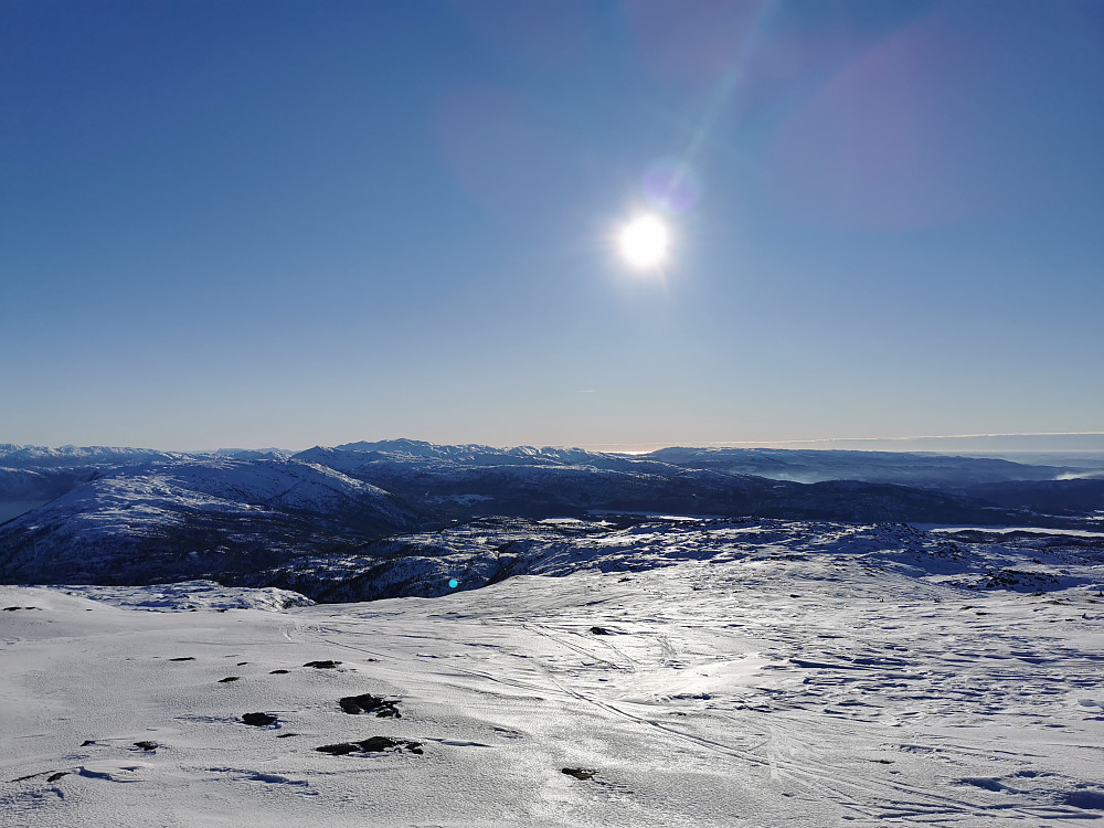 Ser langt i sørvestlig retning, Nordsjøen vest for Sunnhordland. Bergenske byfjell høyre. Til venstre bl.a Rispingen, Bruviknipa og Gullfjellet