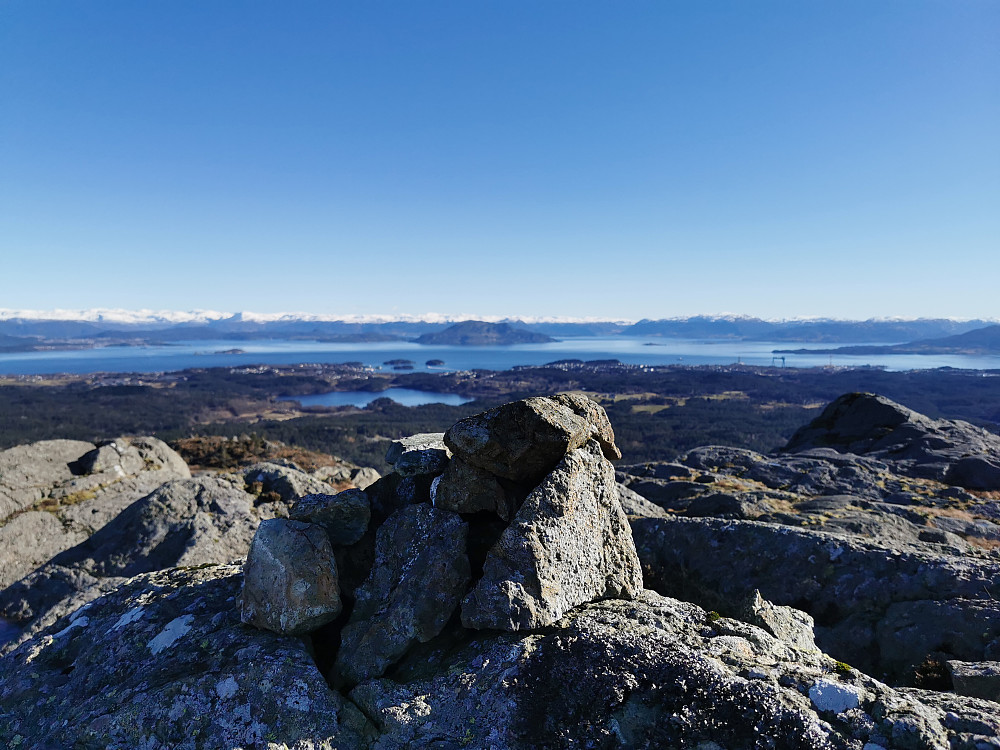 Bjødnahifjellet med utsikt sørøst. Borgundøy "like over" varden. 
