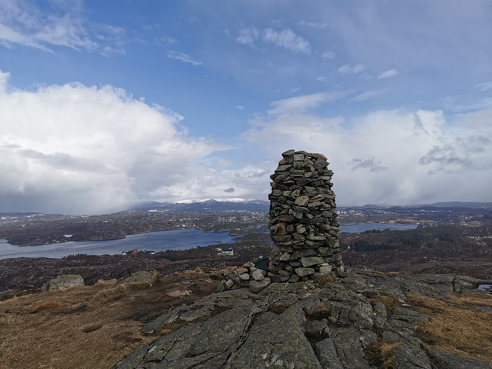 Byfjell i øst fortsatt med tett vinterkåpe på